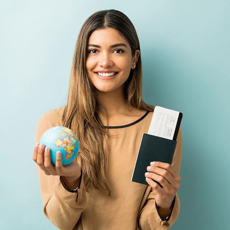 Persona preparando una búsqueda de empleo en el extranjero con portátil y documentos